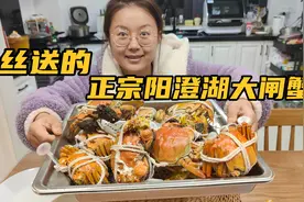 今天的夜宵吃什么？粉丝送的10只正宗阳澄湖大闸蟹，两个人吃美了视频封面
