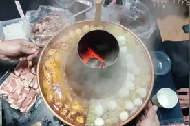 新年到，约三五好友小聚，聊聊过往相互调侃，热乎的火锅，很美哉视频封面