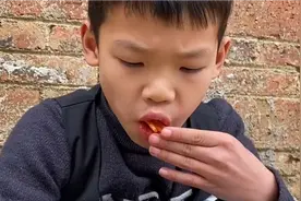 农村搞笑：小屁孩为了吃辣条，给表姐介绍对象拿好处，对象是人才视频封面