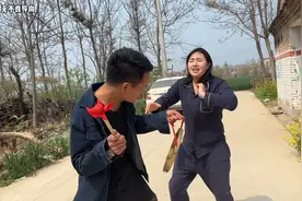 大厂用退烧贴整蛊媳妇尿床，大厂拿锣吆喝媳妇，媳妇拿500封口费视频封面
