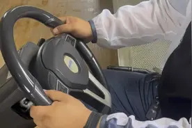 学驾照的第一步打方向，3步打好方向盘简单易学视频封面
