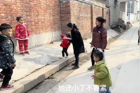 初一不能回娘家，阿娇带孩子在家门口不进家，四眼摇头晃脑真可爱视频封面