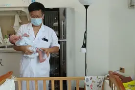 为何宝宝喜欢抱着睡，怎么解决？视频封面