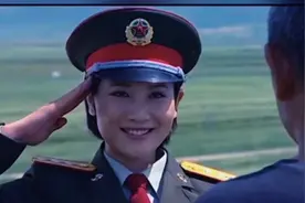 红蓝军演习正在进行，团长却跑去草原上参加比赛，这下麻烦来了视频封面