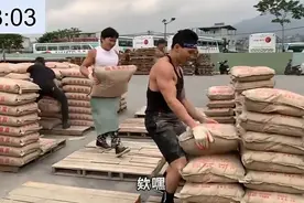 健身肌肉男VS职业水泥搬运工，谁能最快搬完一百包？！视频封面