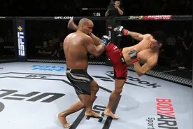UFC电竞，美国拳王自称无敌，东北腿王宋亚东连环踢将他KO视频封面