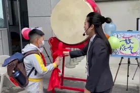 摸苹果摸橘子摸大葱，这群孩子返校第一天太欢乐，仪式感爆棚图片