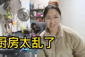 阿美家厨房太乱了！老谢做了个值500的置物架摆放锅具，整齐多了视频封面