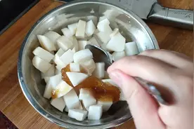 宝宝热咳嗽每次用白萝卜蜂蜜汁冲温开水喝，祛痰止咳效果非常明显视频封面