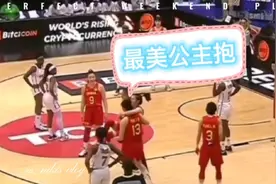 最美“公主抱” 王思雨场上受伤，潘臻琦一个公主抱直接抱走视频封面
