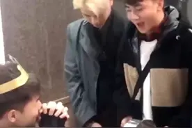 爆笑生日快乐歌奇葩现场，差点没被送走，这绝对终身难忘视频封面