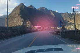 一条建设中漂亮的风景线（川汶高速公路）视频封面