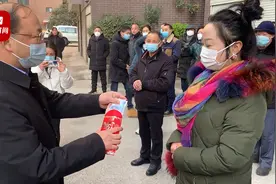 湖北一小区业委会用公共收益给业主发新年红包 业主：很开心视频封面