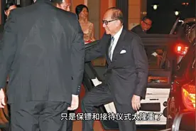 李嘉诚拜佛引发公愤，保镖围堵，住持点头哈腰？视频封面