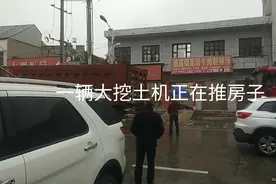 一辆大挖土机在推房子视频封面