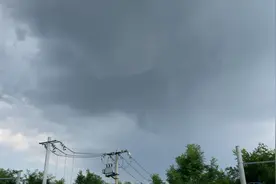 北京又来了，瞬间一半晴一半阴，巨大的雷声把睡觉的闺女吓醒了…视频封面