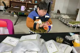 好几天没回家了，双双心里牵挂父母，打电话和妈妈聊天后就放心了视频封面