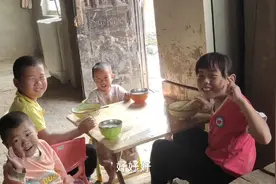 农村5个孩子的贫困家庭，大姐瞬间懂事了，网友：慢慢都会好起来视频封面