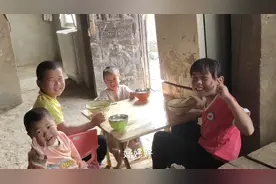 农村5个孩子的贫困家庭，大姐瞬间懂事了，网友：慢慢都会好起来视频封面