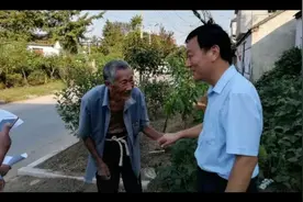 身残志坚“山鸡哥”，6年养鸡规模上万只，自食其力扔掉“贫困帽视频封面