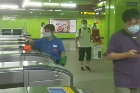 上海地铁川沙站防疫升级：安检设备每小时消毒一次 人员上岗双重核查视频封面