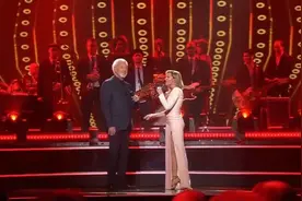 Helene Fischer、Tom Jones同台现场演唱《性感尤物 (Sex Bomb)》视频封面