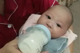 越南妈妈给孩子喂奶全过程 让人无法理解 竟然有如此操作视频封面