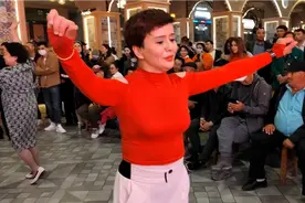 网红阿丽娅在国际大巴扎美食街上跳舞了视频封面