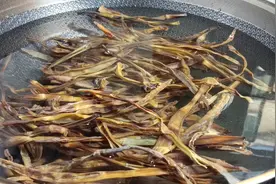 蔬菜价格比肉贵，库存的小笋干拿出来炒肉，就是一道好吃的下饭菜视频封面