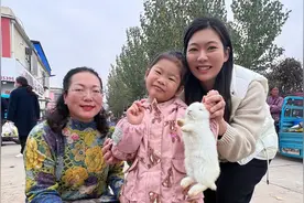 山东婆婆带儿媳去赶集，4岁孙女吵着要买啥？婆婆被气的哭笑不得视频封面