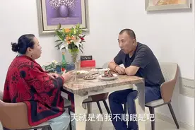 老妈喝二锅头，说老爹不让喝酒就离家出走，我爸要打车把我妈送走视频封面