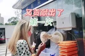穿上连衣裙，穿上黑丝，毕竟要有仪式感。视频封面