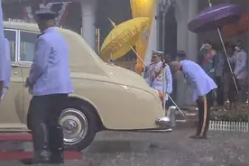 泰国国王带两个老婆出行视频封面
