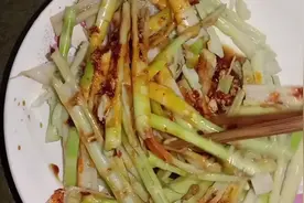 胖妹今天穿过一个工地去采茶叶，偶遇小野笋为晚餐加了一道菜视频封面