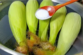 煮玉米只加清水就错了，多加这3样，软糯香甜营养全保留，真好吃视频封面