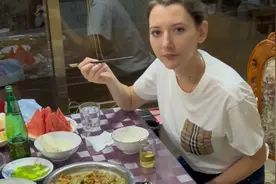 俄罗斯儿媳妇和中国婆婆又喝上了，婆婆还学会了俄罗斯喝酒比手势视频封面