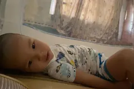 怕痒的小朋友被挠痒痒，笑的连大眼睛都给眯成一条线了！视频封面
