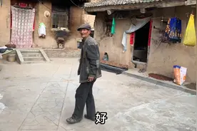两个儿子在城里买了房，老两口不去城里住，非要住在大山里视频封面