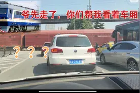 火车头把车厢丢在了路中间，然后火车头自己跑了！怎么办在线等！视频封面