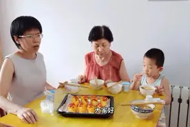 早餐，两个土豆三根火腿肠，像我这样做，孩子超级爱吃，搭配牛奶视频封面