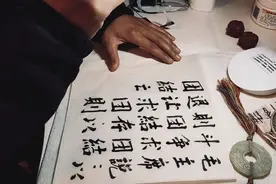 毛泽东说：“以斗争求团结则团结存，以退让求团结则团结亡。”视频封面