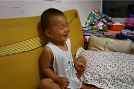 1岁8个月宝宝被姐姐逗的哈哈大笑，孩子的世界真单纯，一起来看看视频封面