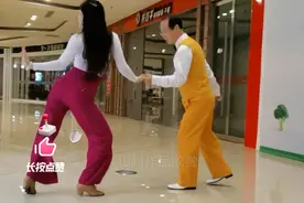 翘臀美女腰软腿长舞姿妖娆，大叔带舞不知所措，难以应付，点赞吧视频封面