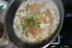 今天回来晚了，一个人做一个韭菜鸡蛋丸子汤，简单好吃！