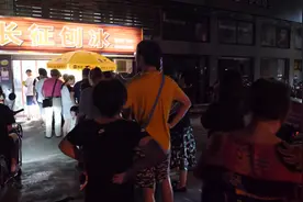 老式刨冰，小时候的味道！上海人大排长龙也要吃上这口“消暑神仙味”图片