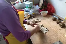 农村婆婆擀红薯面条完整版，想吃的可以学学哦！视频封面
