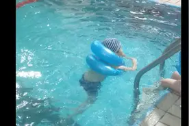 爱上游泳的小男孩视频封面