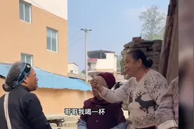 假老太太跳迪斯科，农村老太太笑喷了，还跟着唱跳起来了视频封面