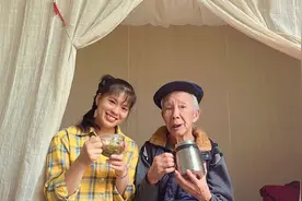 小花勤劳孝顺，回乡照顾91岁养父，把农村生活也过得井井有条视频封面