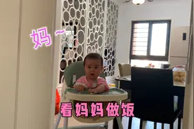 半岁的宝宝太懂事了，妈妈做饭时她不哭不闹，一直陪妈妈说话视频封面